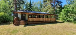 una piccola cabina in mezzo a un campo di Well-equipped Beachside Cottage a Mönsterås