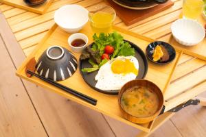 um tabuleiro com um prato de comida numa mesa em 分校Stay haruhi グランピング em Ureshino