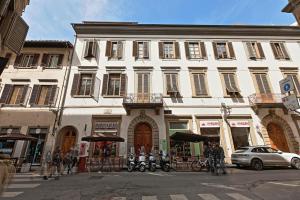 a large white building with motorcycles parked in front of it at Nise Duomo apartment in Florence
