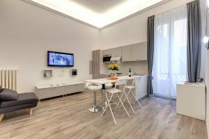 a kitchen and living room with a table and chairs at Nise Duomo apartment in Florence