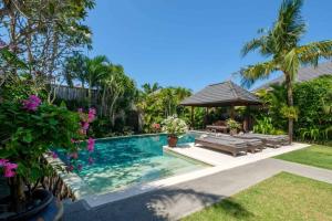 Poolen vid eller i närheten av Kejora Beachfront Estate Sanur -Stunning Villa Eleven