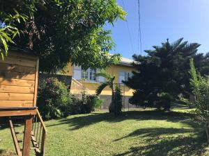 a view of a house from the yard at Manapescale in Saint-Joseph