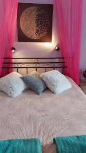 Cama ou camas em um quarto em Sausan Hotel