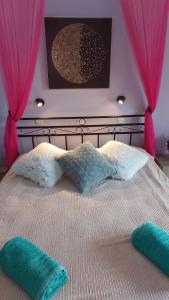 Cama ou camas em um quarto em Sausan Hotel