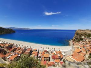 a view of a beach with a group of people at Casa "Paolo e Francesca" Monolocali Studio Apartments in Scilla