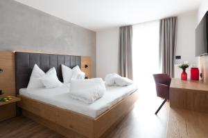 Postel nebo postele na pokoji v ubytování Garni-Hotel mir.es + 22 fotografií