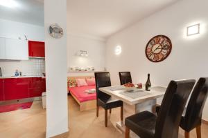 a dining room and kitchen with a table and chairs at Piran Punta Beach Apartment in Piran