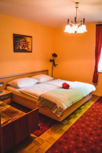 een slaapkamer met een groot bed in een kamer bij Apartmaji Krebs in Mežica