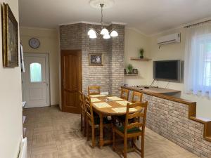 Televízia a/alebo spoločenská miestnosť v ubytovaní Budapest Wigwam 140 m2