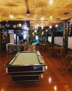 שולחן ביליארד ב-3 Monkeys Lembongan Accommodation & Bar