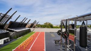 Fitness centrum a/nebo fitness zařízení v ubytování LUX* Grand Baie Resort & Residences