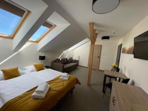 1 dormitorio con 1 cama y 1 sofá en una habitación en Promes Mielno en Mielno