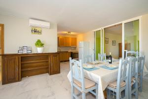 a kitchen and dining room with a table and chairs at Casa Meli in Finestrat +19 photos