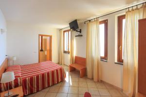 A bed or beds in a room at Albergo Luna di Marzo