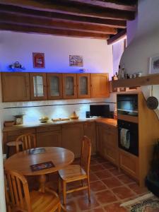 cocina con mesa de madera, mesa y sillas en Maison Carrasserie, en Limoux