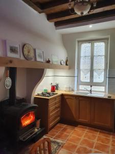 a kitchen with a stove top oven in a kitchen at Maison Carrasserie in Limoux