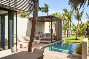 Bazén v ubytování LUX* Grand Baie Resort & Residences nebo v jeho okolí