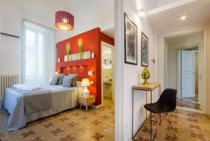 ein Schlafzimmer mit einem Bett und einer roten Wand in der Unterkunft ReLuxe Private Wellness in Lecce