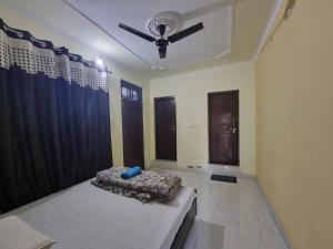 Ένα ή περισσότερα κρεβάτια σε δωμάτιο στο NH 47 Rooms