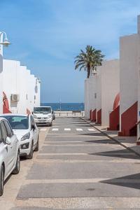 rząd samochodów zaparkowanych na parkingu obok oceanu w obiekcie Coral del Cabo w mieście Las Negras
