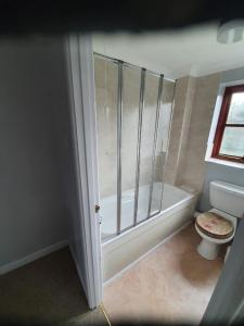 Vannituba majutusasutuses Gatekeeper Cottage