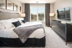 1 dormitorio con 1 cama grande y TV en Luxury Apartments by Hyatus at Pierpont, en New Haven