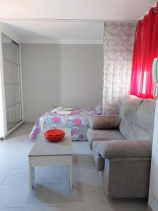 ネルハにあるEstudio lolaのソファとテーブルのあるリビングルーム