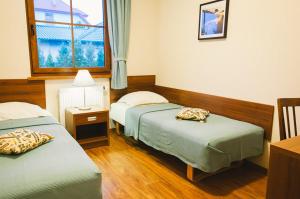 a hotel room with two beds and a window at Apartamenty na Wydmie in Gąski