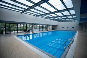 une grande piscine avec un grand plafond en verre dans l'établissement *Ha Long Homestay @ Sunrise Apartment- 4 BR, à Hạ Long