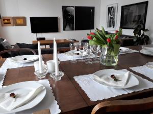 drewniany stół z białymi serwetkami i świecami w obiekcie Dom Nałęczowski w Nałęczowie
