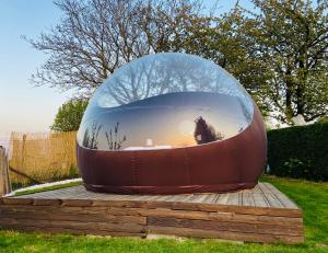 een grote glazen koepel bovenop een houten tafel bij Bulle d Evasion Silly près de Pairi Daiza in Silly