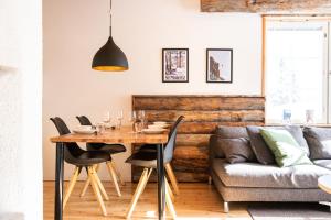 a dining room with a table and a couch at Ruka Etelärinne Lodge in Ruka