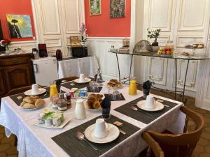 - une table avec des assiettes de nourriture dans la cuisine dans l'établissement chambre zen château de la Bouchatte, à Chazemais