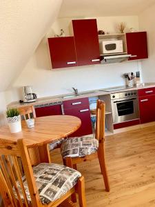 Η κουζίνα ή μικρή κουζίνα στο Land FeWo am Teich- Reet gedeckt - Ostseenah - bei Binz +29 φωτογραφίες