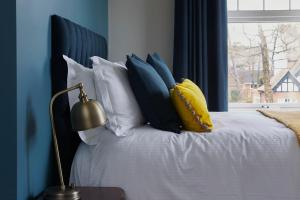 Кровать или кровати в номере Sentry Mead Hotel