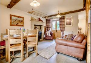 ein Wohnzimmer mit einem Tisch und einem Stuhl in der Unterkunft Red Lion House in Hartington