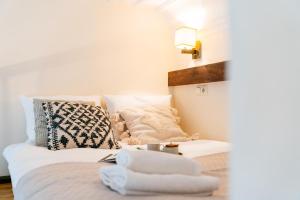 Łóżko lub łóżka w pokoju w obiekcie Honey Apartment - LoftAffair