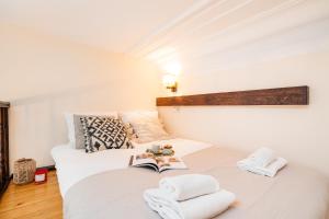 Łóżko lub łóżka w pokoju w obiekcie Honey Apartment - LoftAffair