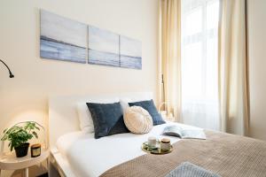 Łóżko lub łóżka w pokoju w obiekcie Honey Apartment - LoftAffair