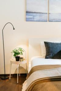 Łóżko lub łóżka w pokoju w obiekcie Honey Apartment - LoftAffair