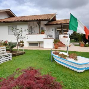a boat with a flag in the yard of a house at La Casetta delle Rose in San Donato