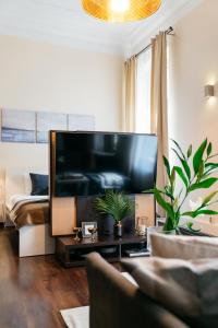 Telewizja i/lub zestaw kina domowego w obiekcie Honey Apartment - LoftAffair