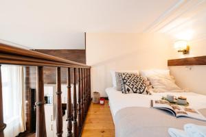 Łóżko lub łóżka w pokoju w obiekcie Honey Apartment - LoftAffair