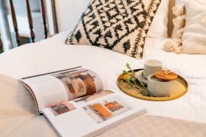 Łóżko lub łóżka w pokoju w obiekcie Honey Apartment - LoftAffair