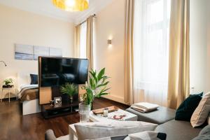 Telewizja i/lub zestaw kina domowego w obiekcie Honey Apartment - LoftAffair