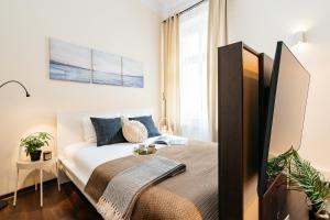Łóżko lub łóżka w pokoju w obiekcie Honey Apartment - LoftAffair
