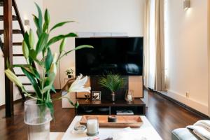 Telewizja i/lub zestaw kina domowego w obiekcie Honey Apartment - LoftAffair