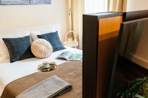 Łóżko lub łóżka w pokoju w obiekcie Honey Apartment - LoftAffair