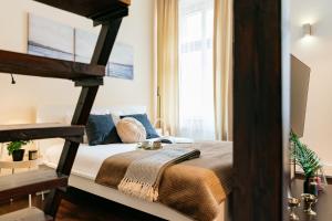 Łóżko lub łóżka w pokoju w obiekcie Honey Apartment - LoftAffair