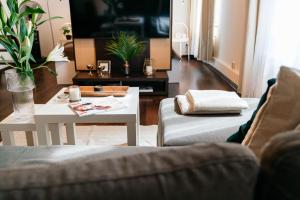 Telewizja i/lub zestaw kina domowego w obiekcie Honey Apartment - LoftAffair